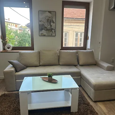 Courtyard Center House With Free Parking Garage Apartamento Travnik