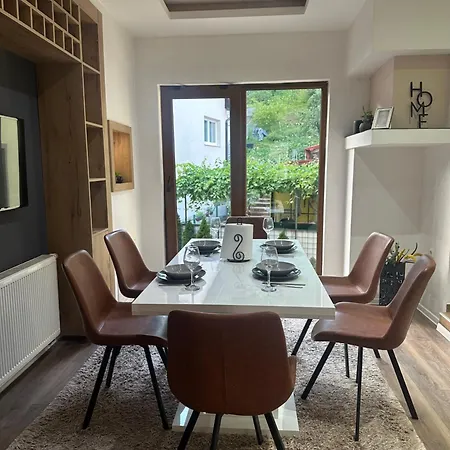 Courtyard Center House With Free Parking Garage *