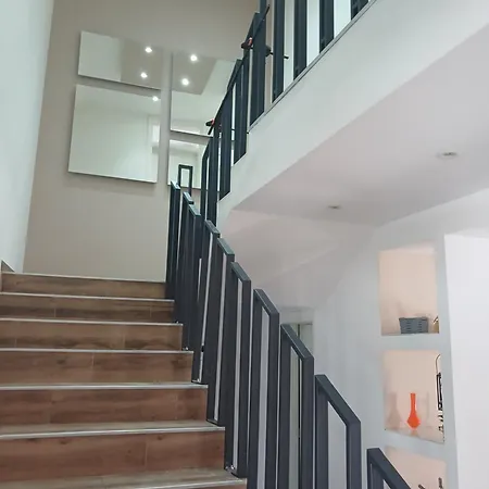 아파트 Courtyard Center House With Free Parking Garage