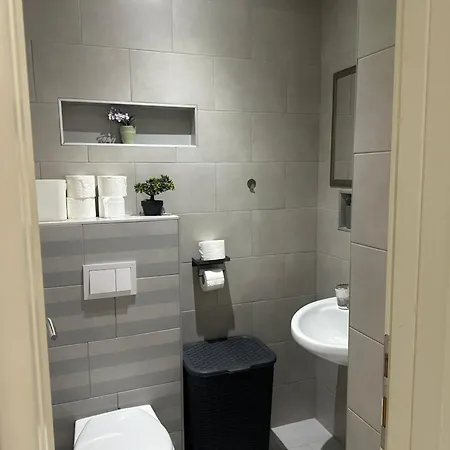 Courtyard Center House With Free Parking Garage Apartamento Travnik
