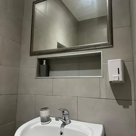 Courtyard Center House With Free Parking Garage Apartamento *
