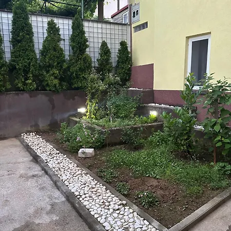 Courtyard Center House With Free Parking Garage